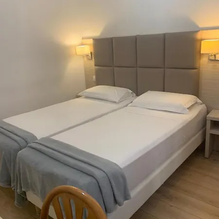 Lutetia Hotel 2*